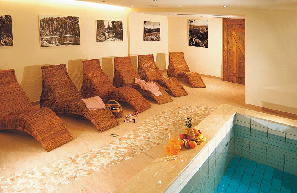 Schwimmbad mit Liegen im Hotel Klumpp Baiersbronn