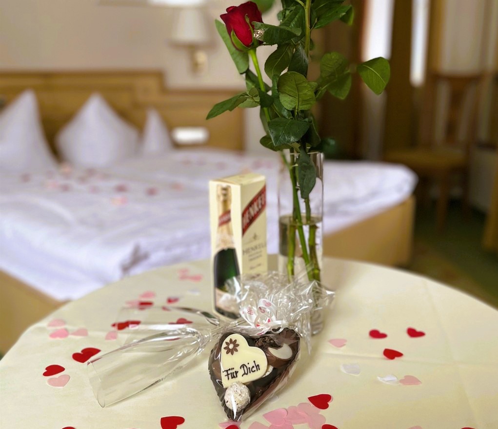 Doppelzimmer mit Herzen und Rosen dekoriert und Piccolo